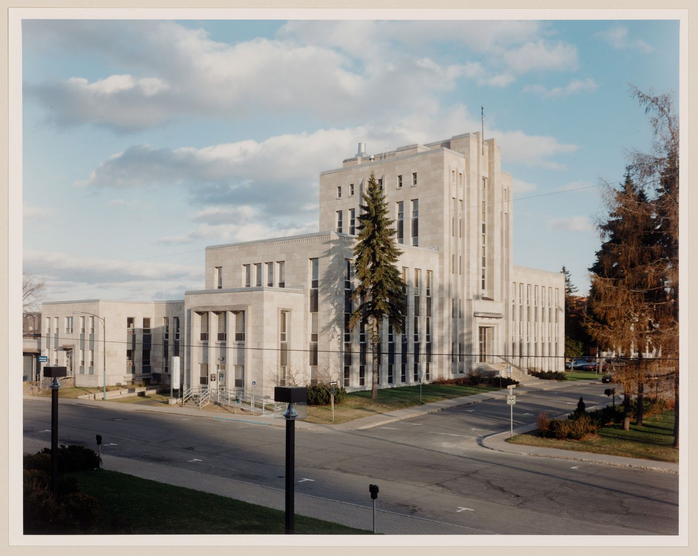 Shawinigan city hall, looking southeast from the corner of 6e rue and avenue des Cèdres