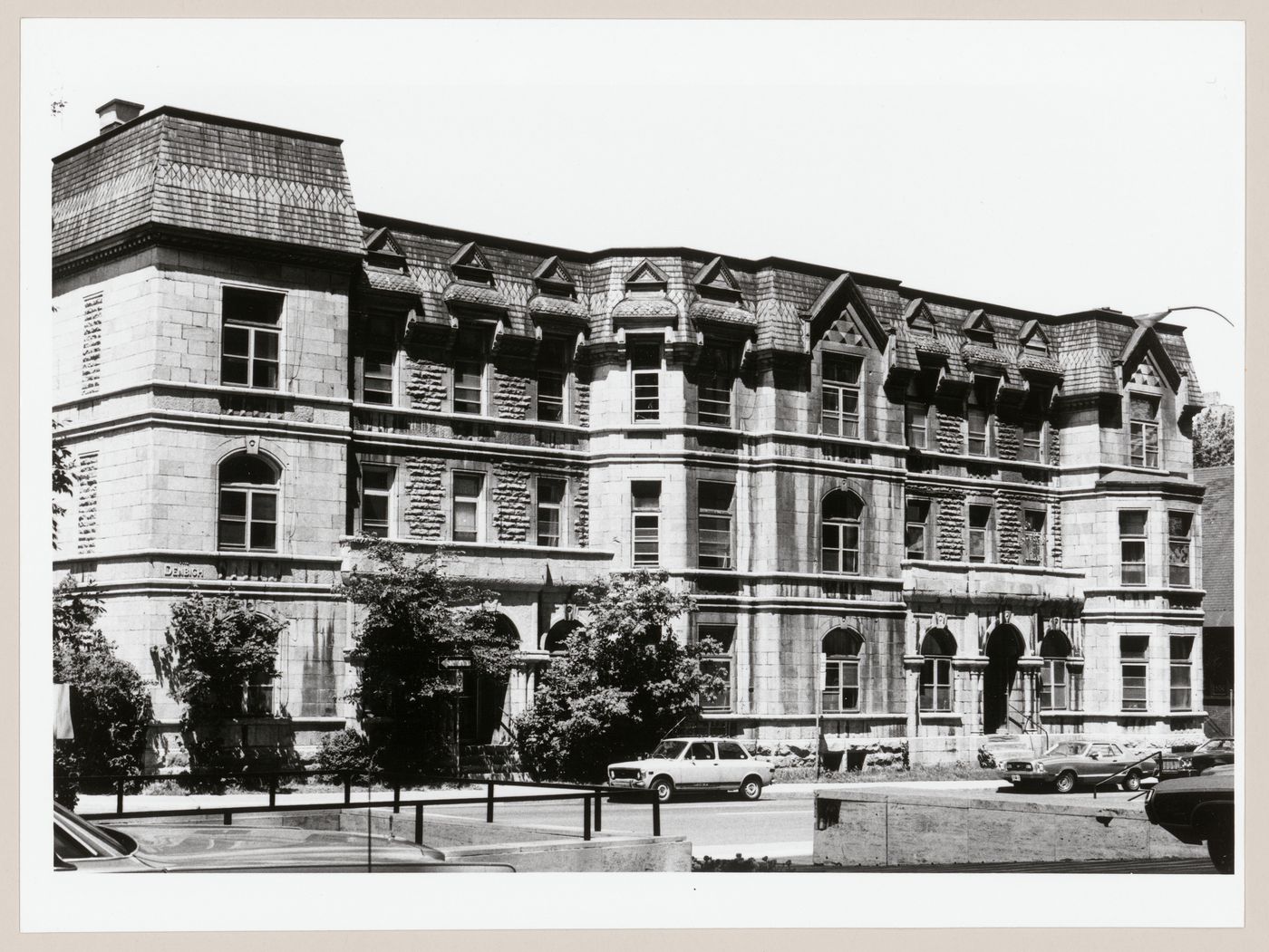 View of the principal façade of The Denbigh Apartment House, 4121-4131 de Maisonneuve Boulevard, Westmount, Québec