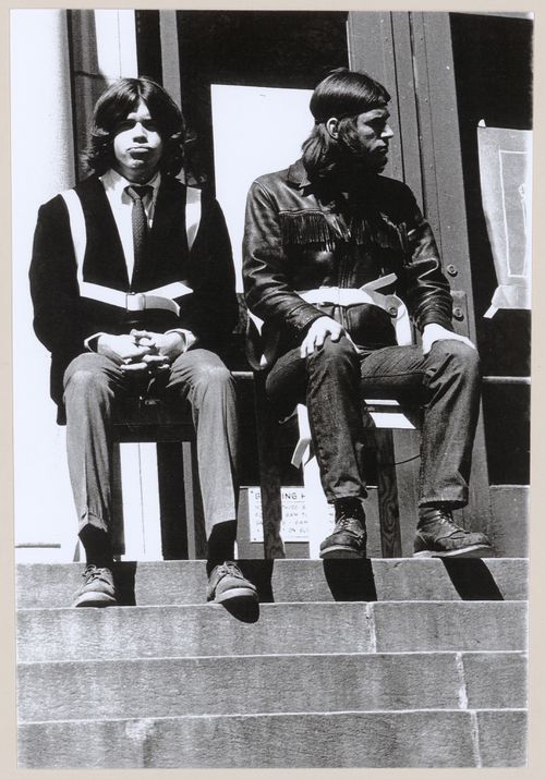 Photograph of students on steps for Vestirsi Di Siede