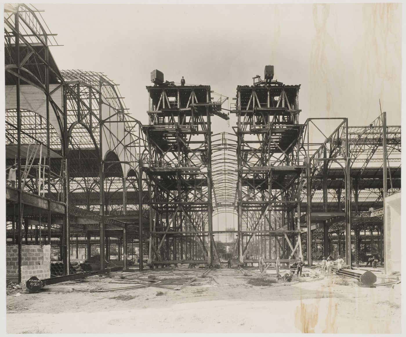 Exposition universelle internationale de 1900 (Paris, France): View of construction for the exposition