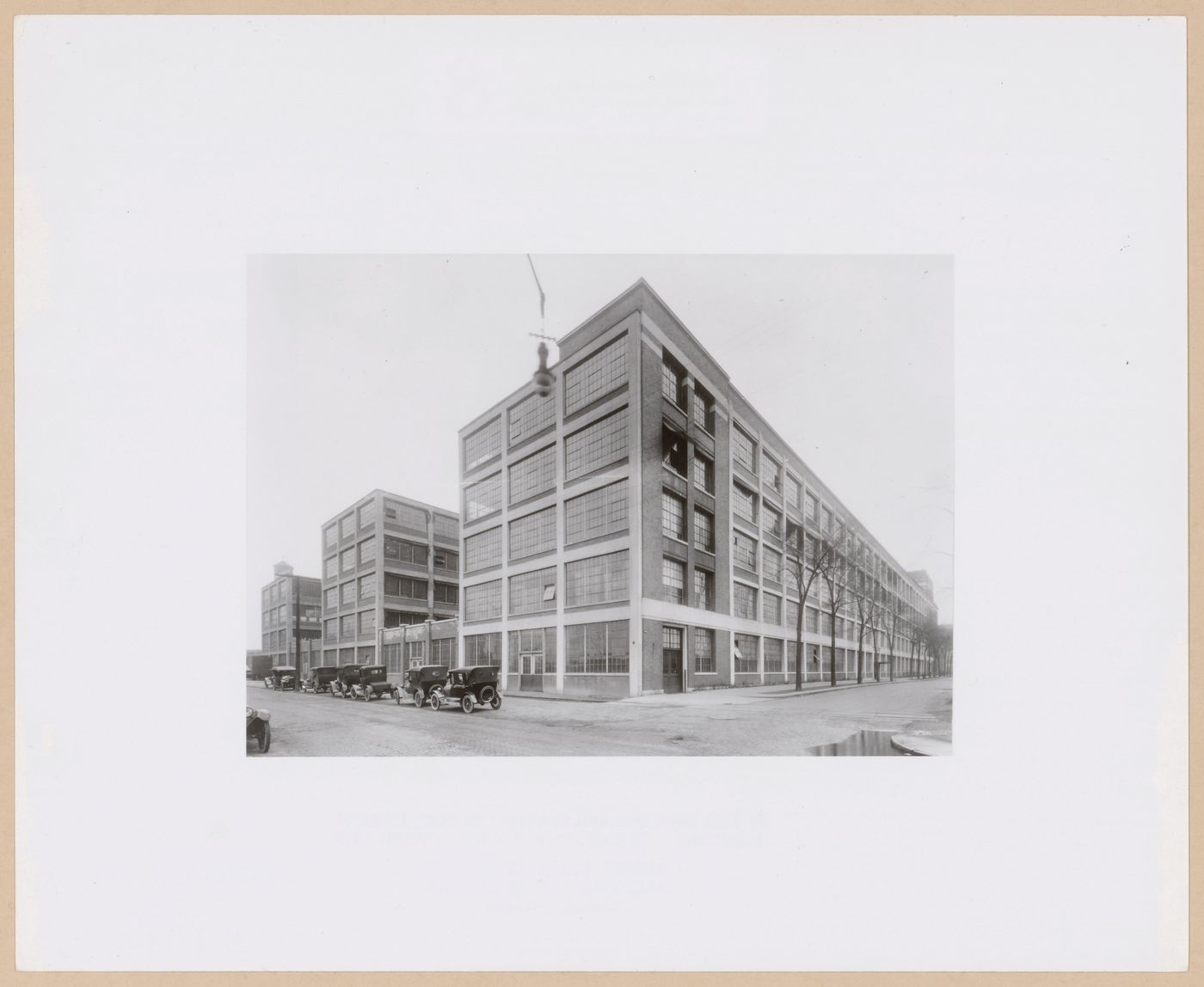View of the principal and lateral façades of the addition to the Manufacturing Building, Burroughs Adding Machine Company Assembly Plant, Detroit, Michigan