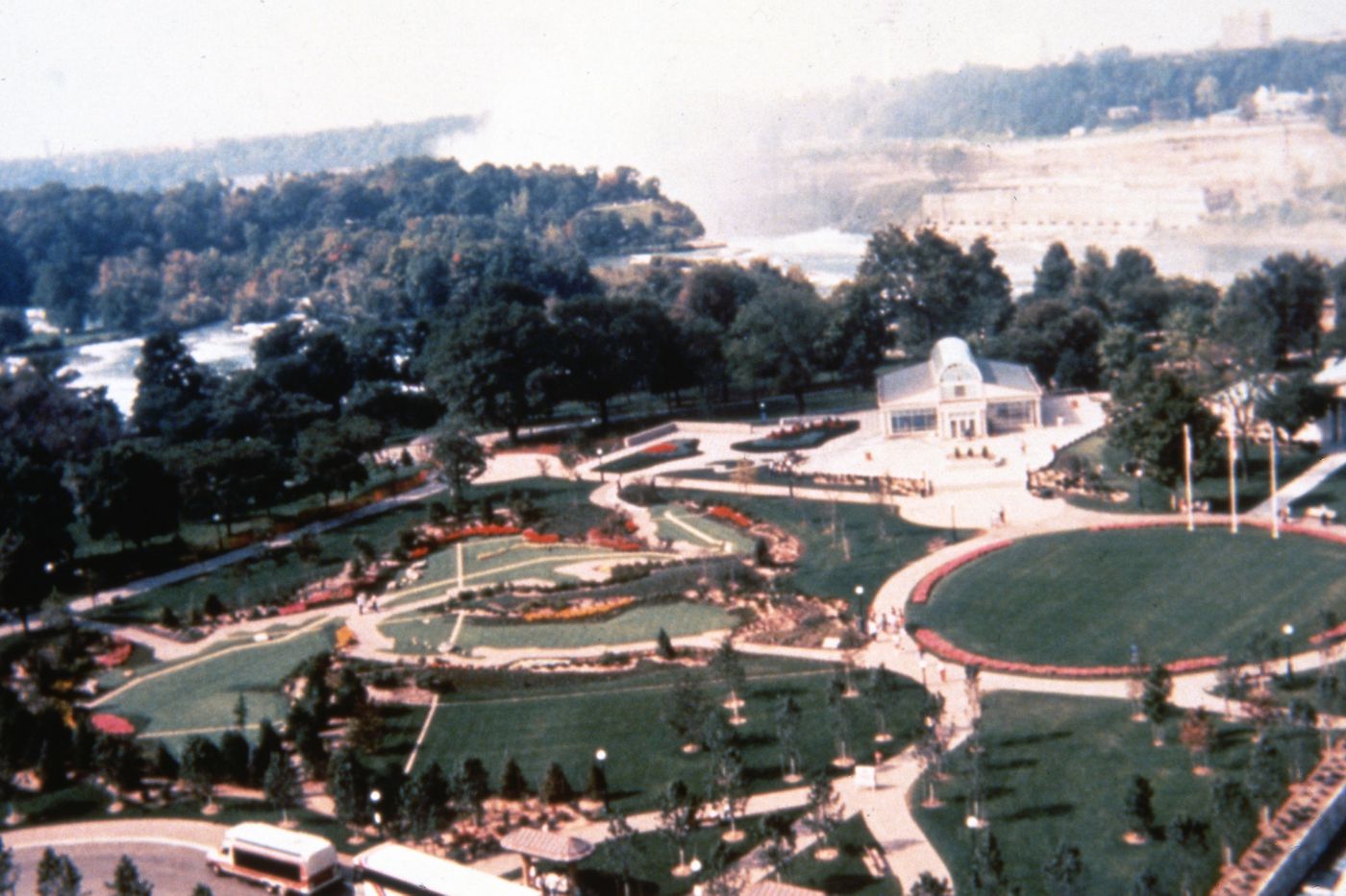 Photograph of gardens and conservatory for research for Olmsted: L'origine del parco urbano e del parco naturale contemporaneo