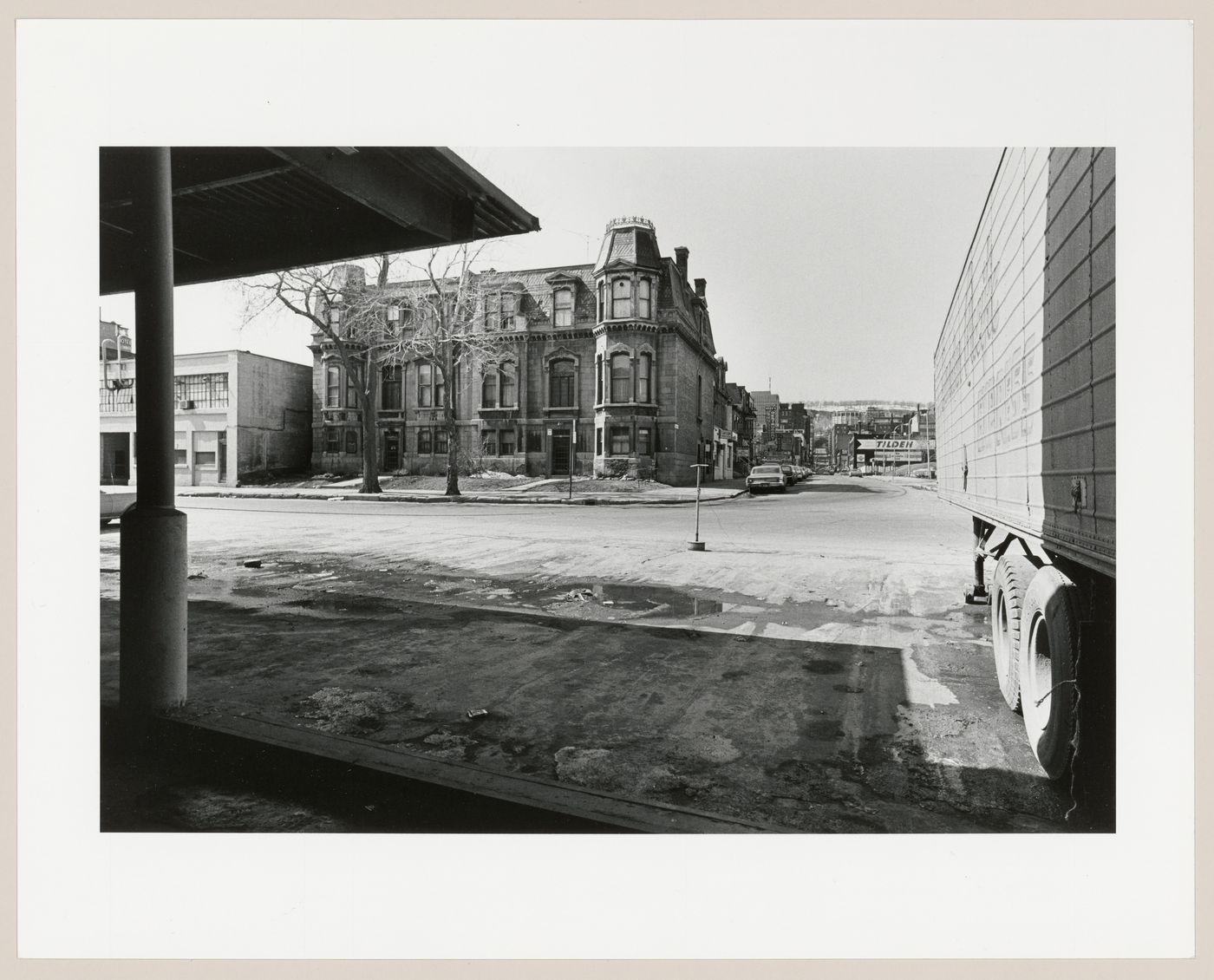 View of the northwest corner of rue Drummond and rue de la Gauchetière