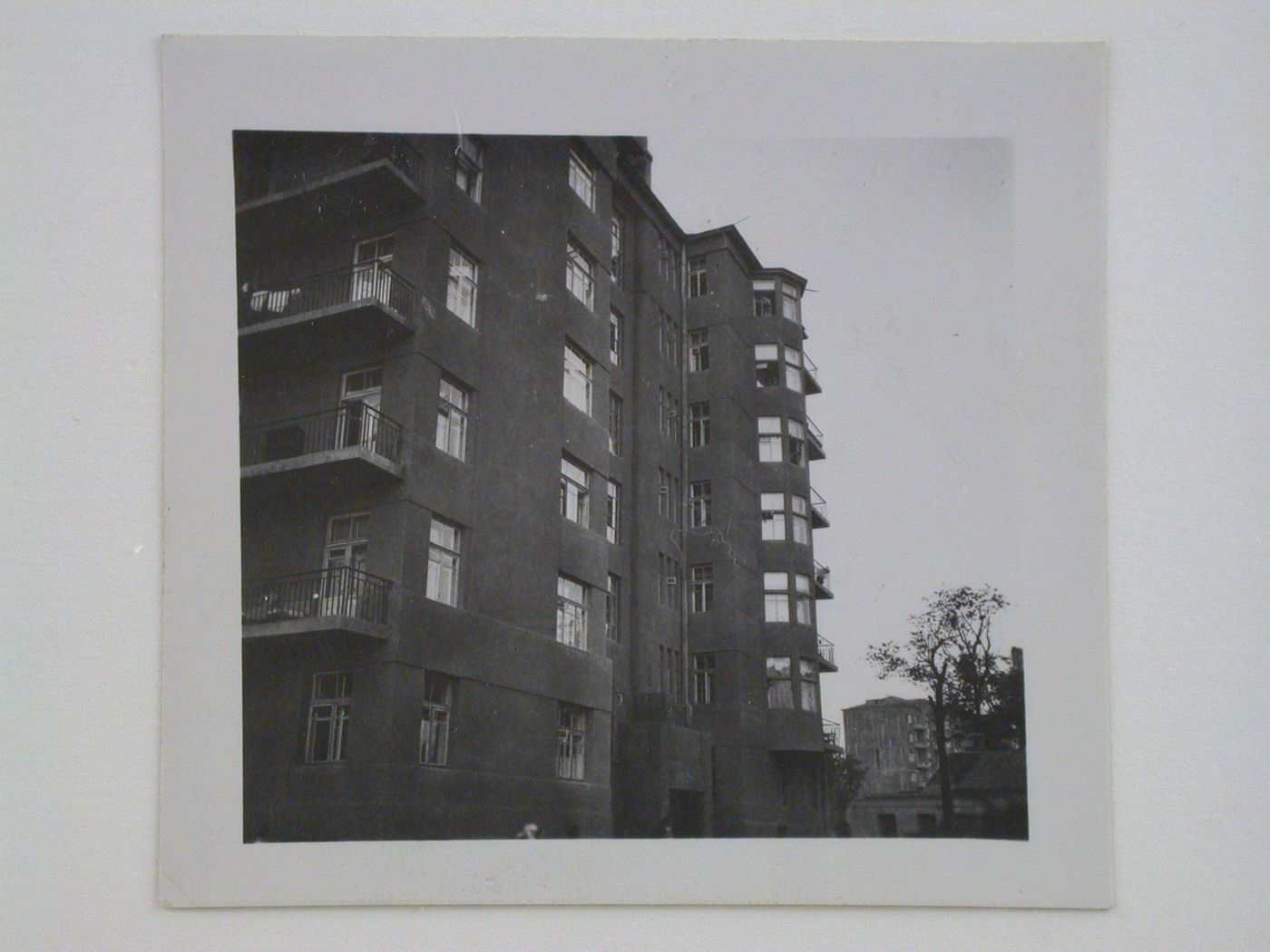 Exterior view of an unidentified apartment house