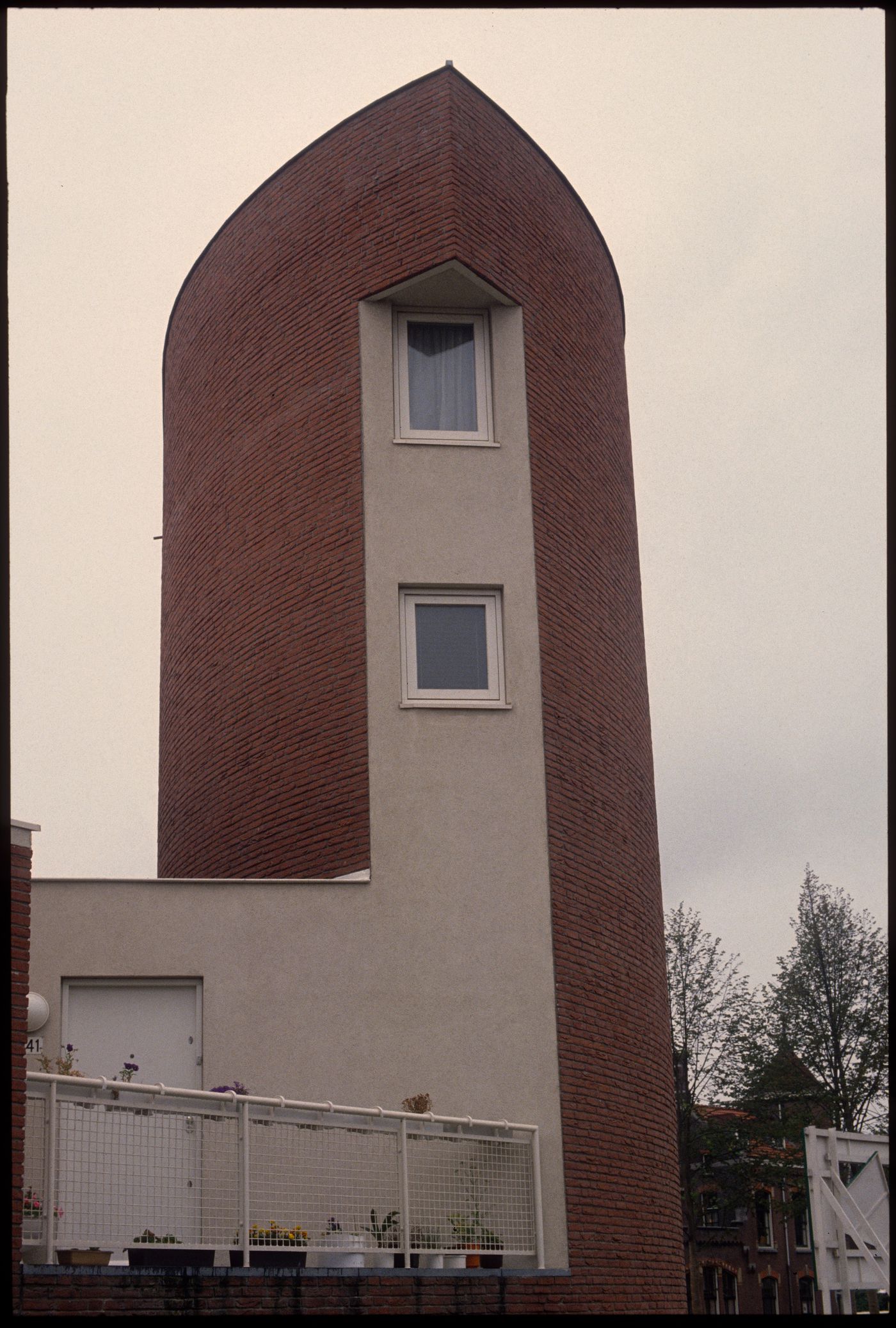 View of exterior of Duas habitações e duas lojas, The Hague, the Netherlands