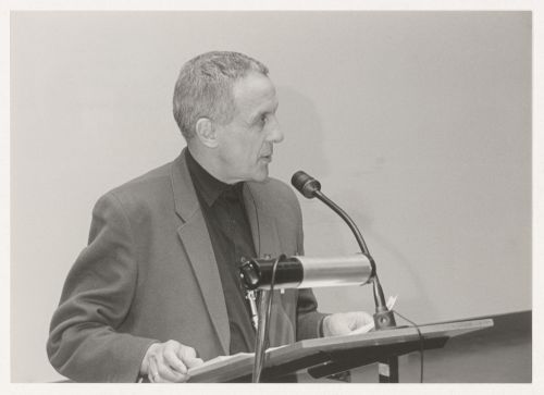 Kenneth Frampton speaking during the Invisible in Architecture conference, Delft