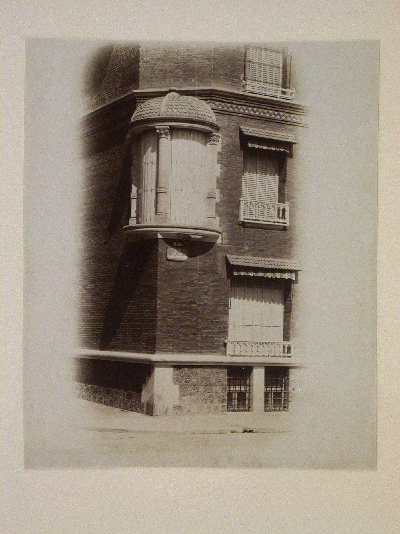 16th Arr., Rue de la Faisanderie, corner of building with oriel window, Paris, France