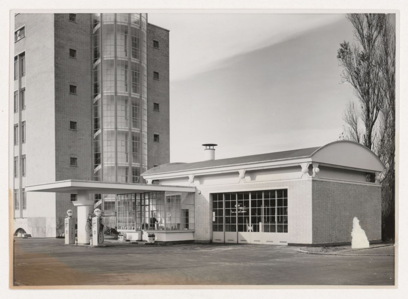 View of the lateral façade of the Shell Building showing the adjacent service station, The Hague, Netherlands