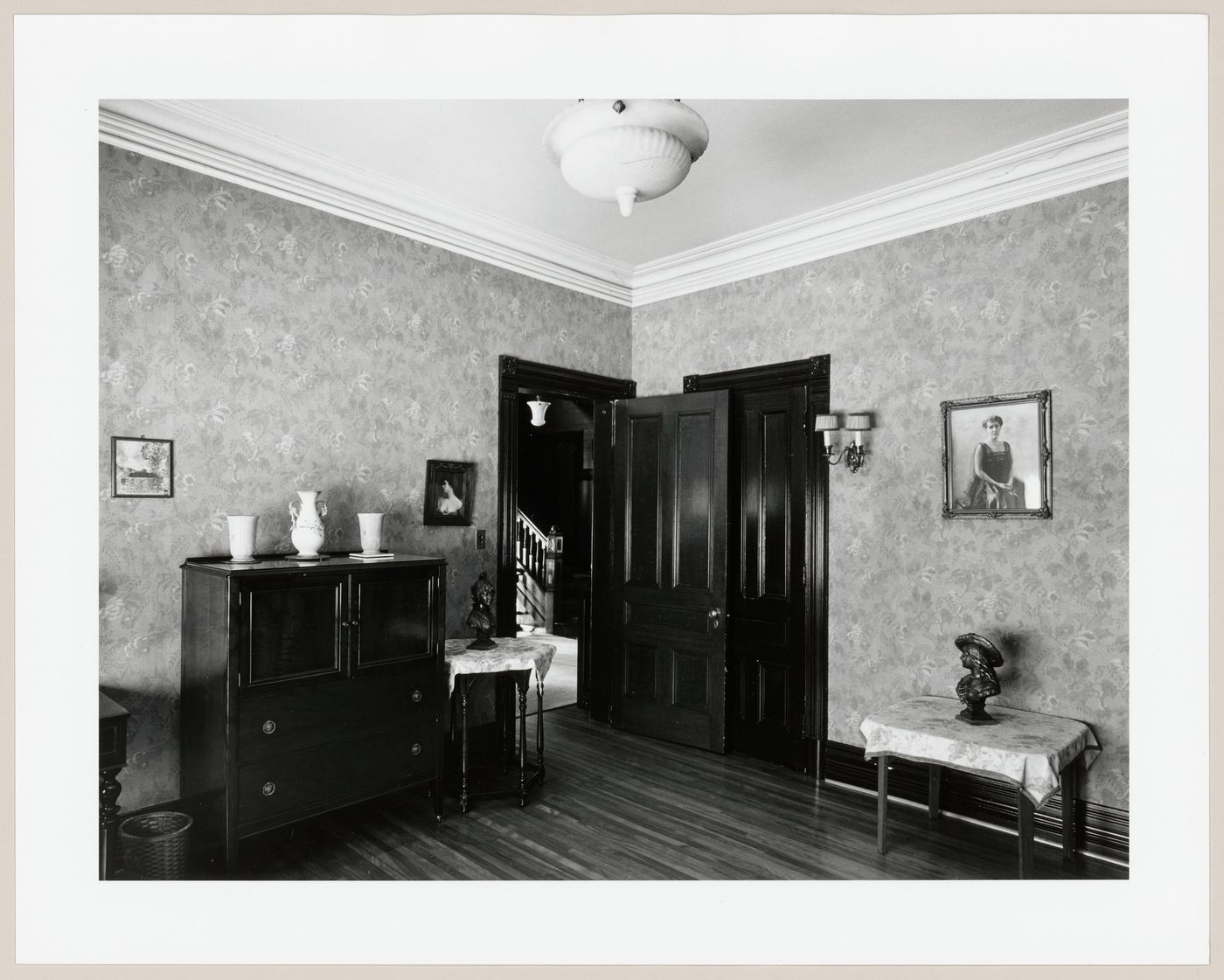 Interior view of a bedroom of Slessor House, 1538 avenue Dr. Penfield, Montréal, Québec