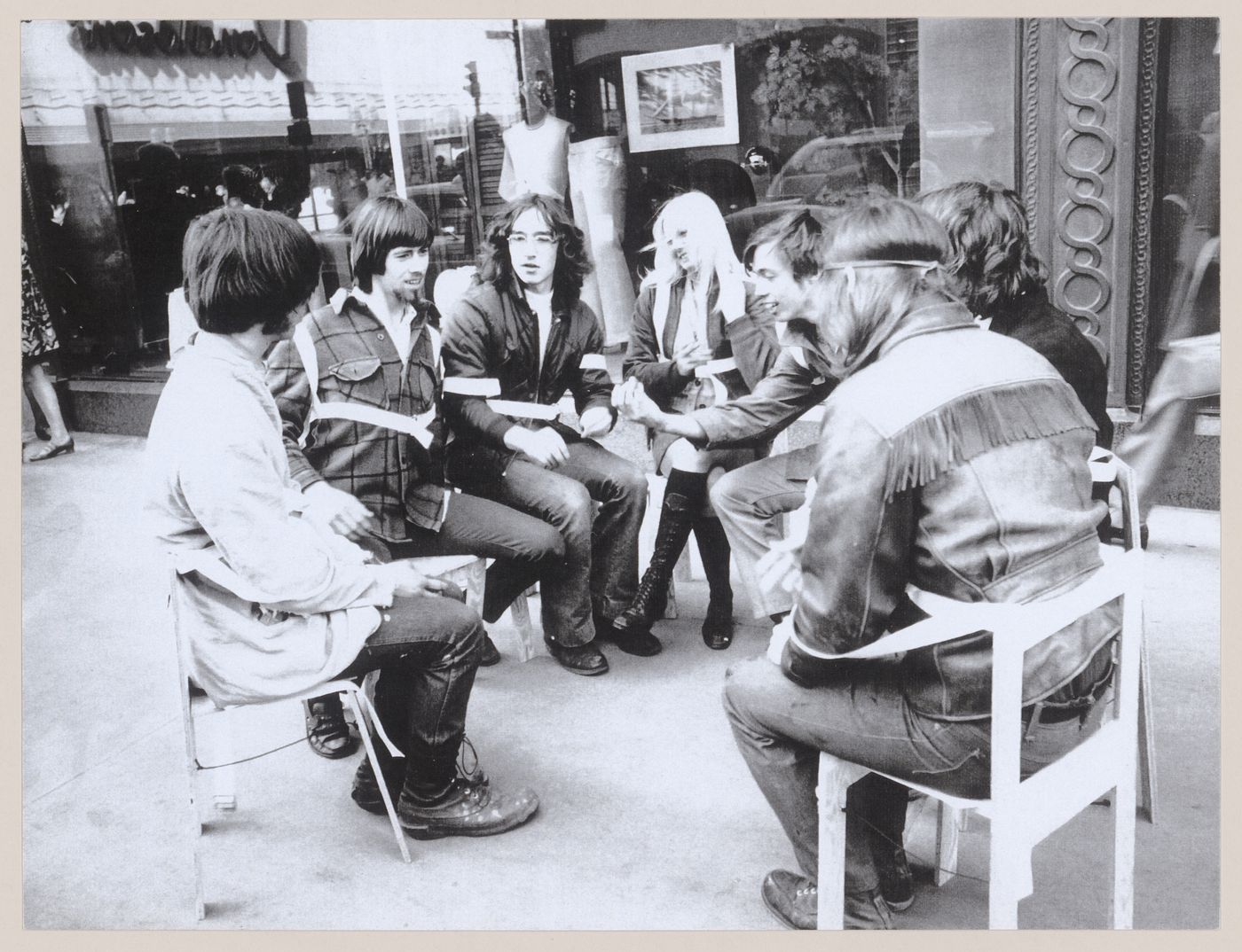 Photograph of students seated in a circle for Vestirsi Di Siede