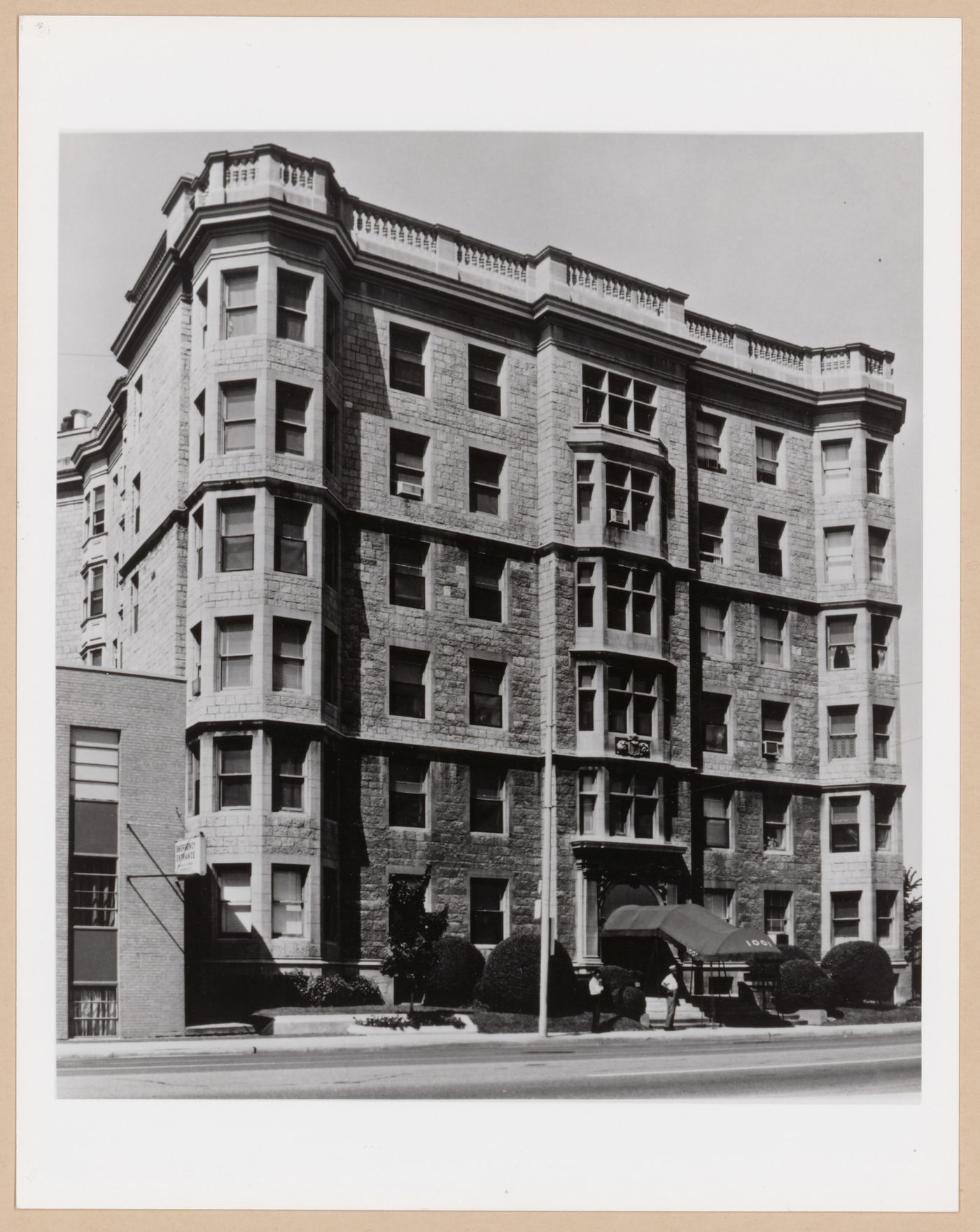 View of the principal and lateral façades of the Palms Apartment House, 1001 East Jefferson Avenue, Detroit, Michigan