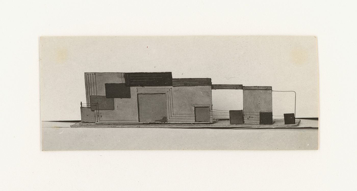 Photograph of a student model on the topic "Construction of Frontal Surface Based on Vertical, Horizontal and Inclined Combination of Two or More Rhythmical Rows" for the "Space" course at the Vkhutemas, Moscow
