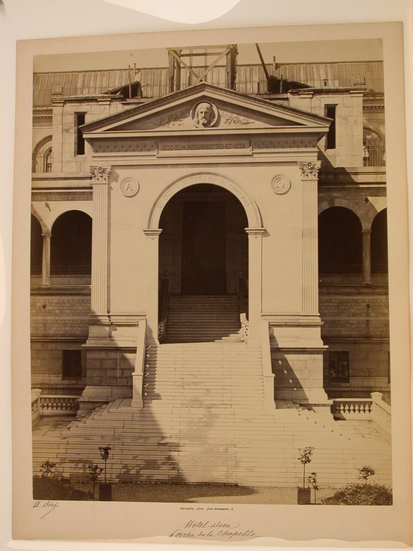 Hotel Dieu, view of arched vault, Paris, France