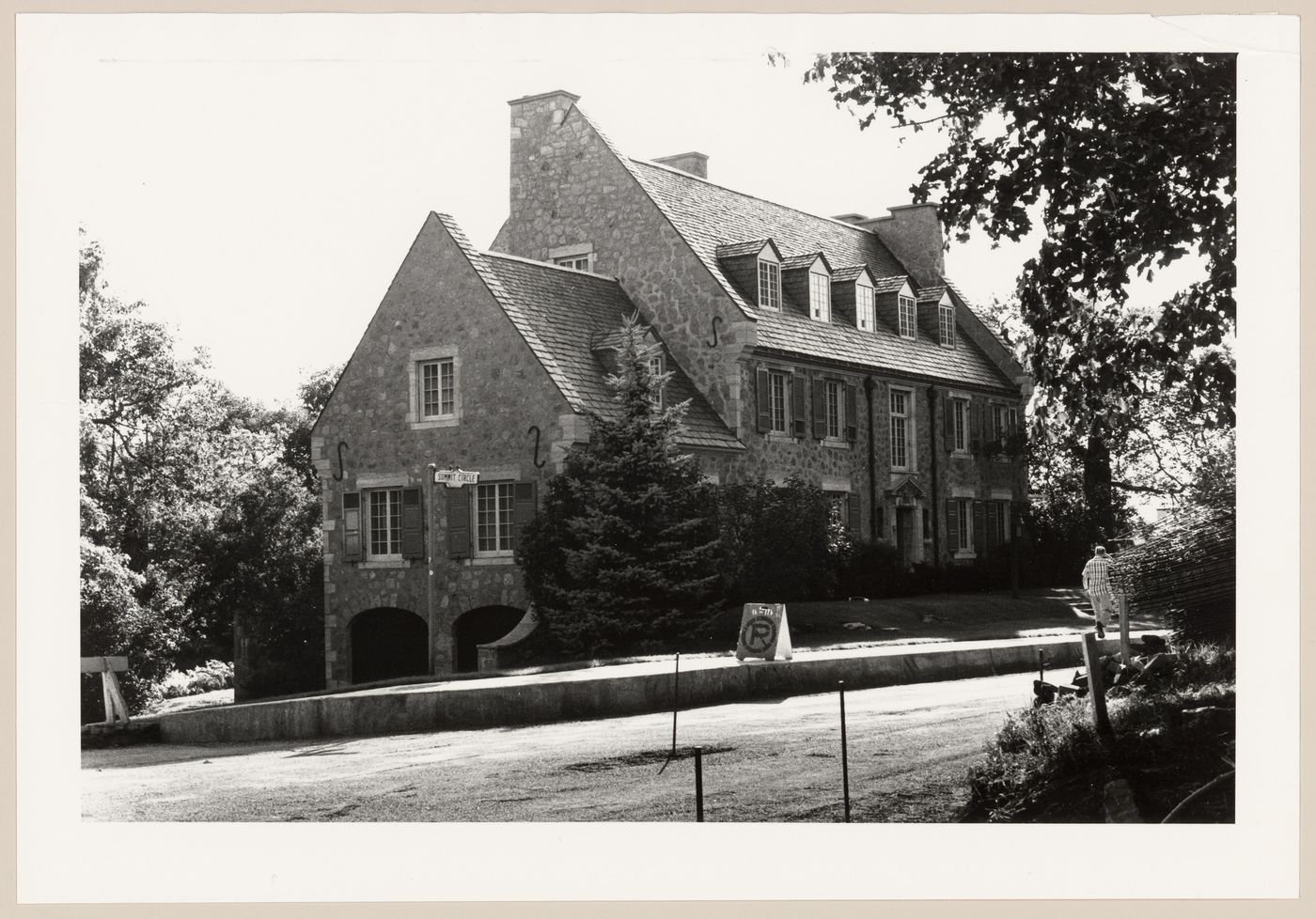 View of the principal and lateral façades of a house, 90 Summit Circle, Westmount, Québec