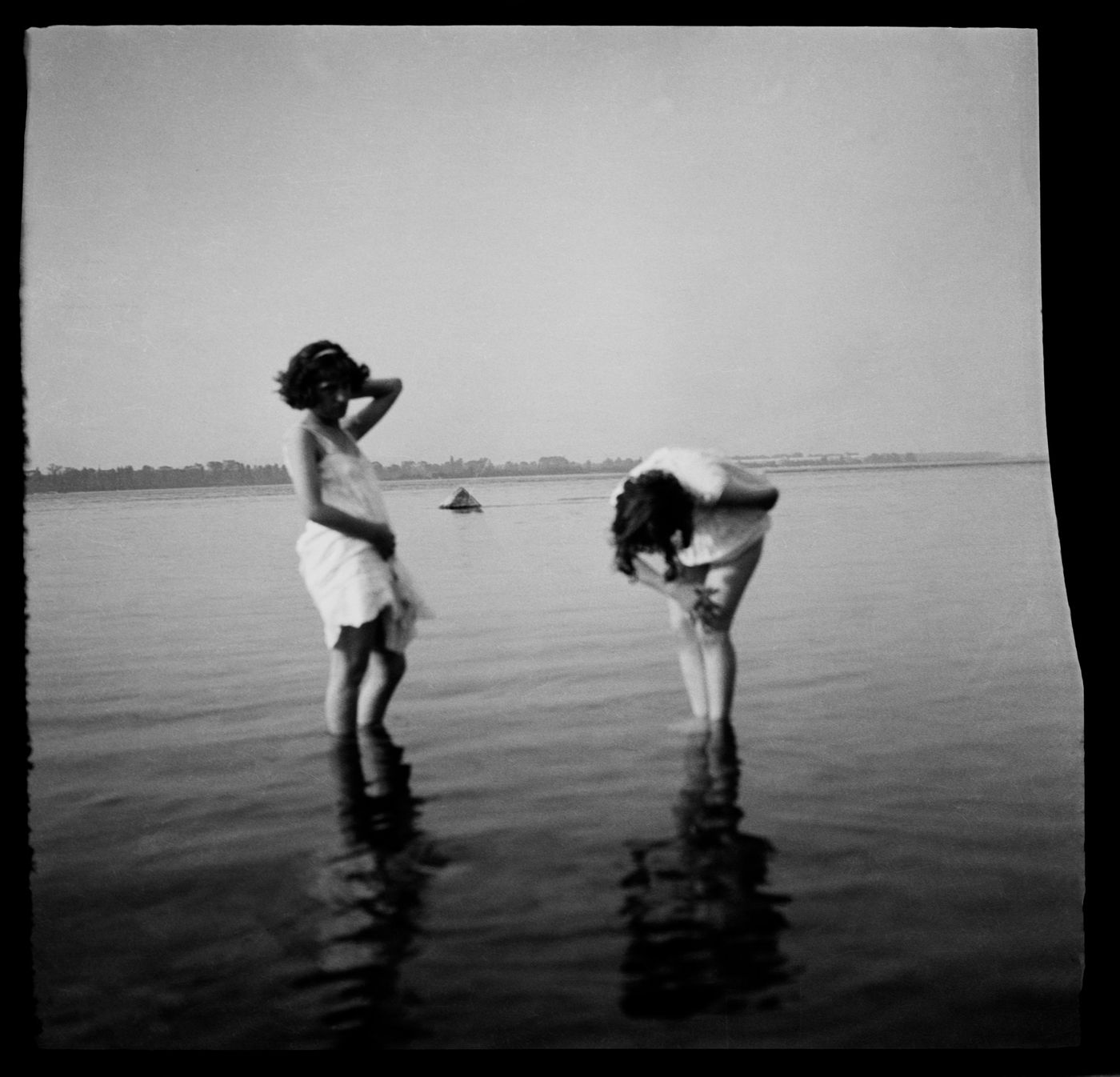 Portrait de deux femmes non identifiées, possiblement Clorinthe et Cécile Perron, près d'une rive
