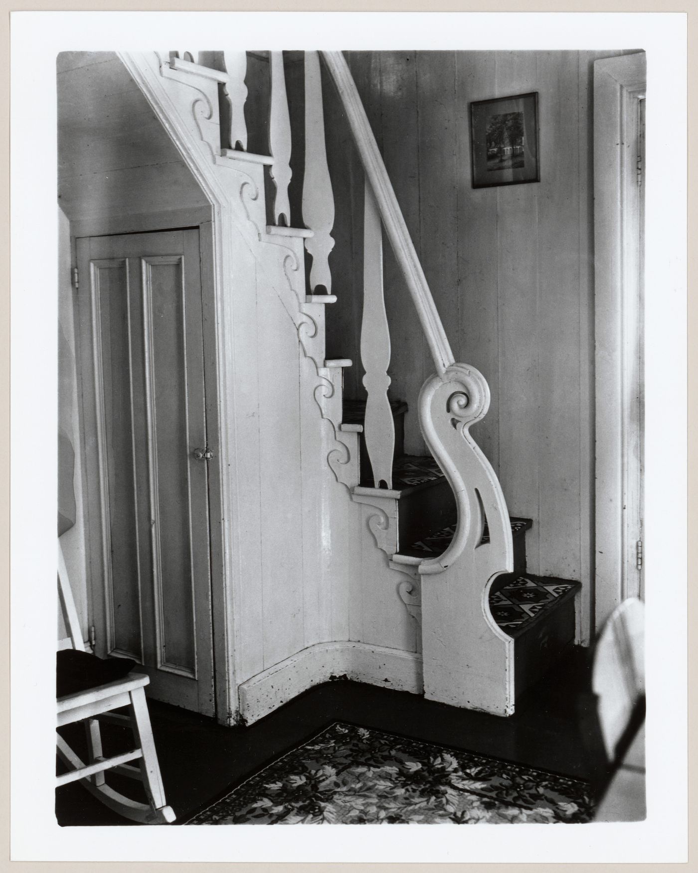 Placard sous l'escalier d'une maison servant à ranger le bois de chauffage, entre Trois-Pistoles et Cap-Chat, Québec