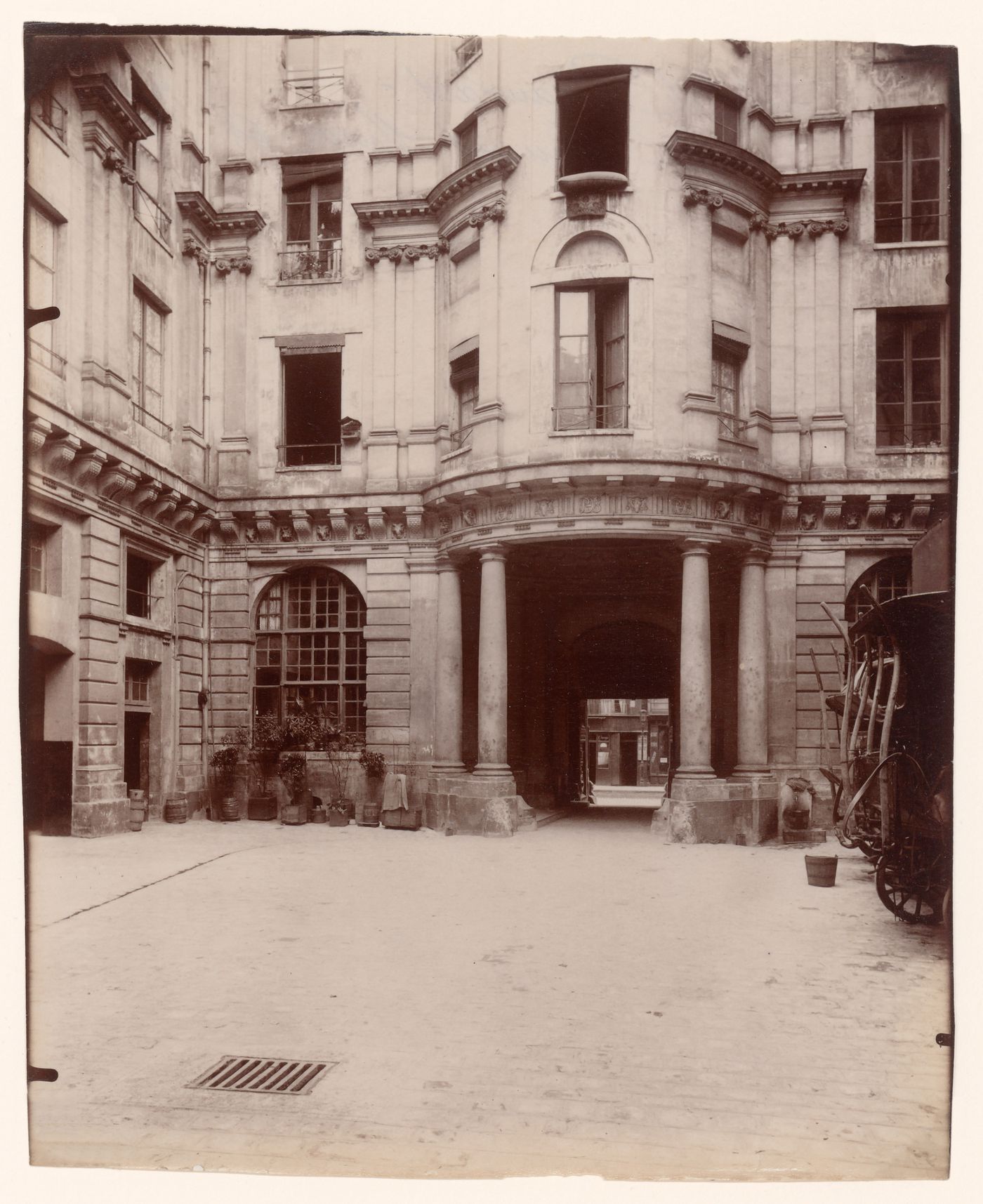 Hôtel de Beauvais: Looking across courtyard to entrance and street, Paris, France