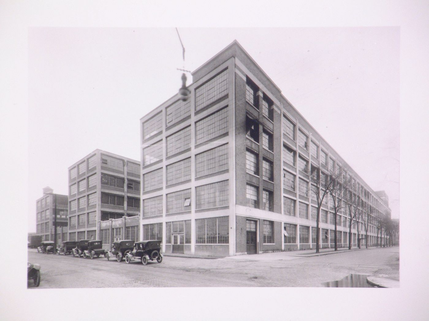 View of the principal and lateral façades of the addition to the Manufacturing Building, Burroughs Adding Machine Company Assembly Plant, Detroit, Michigan