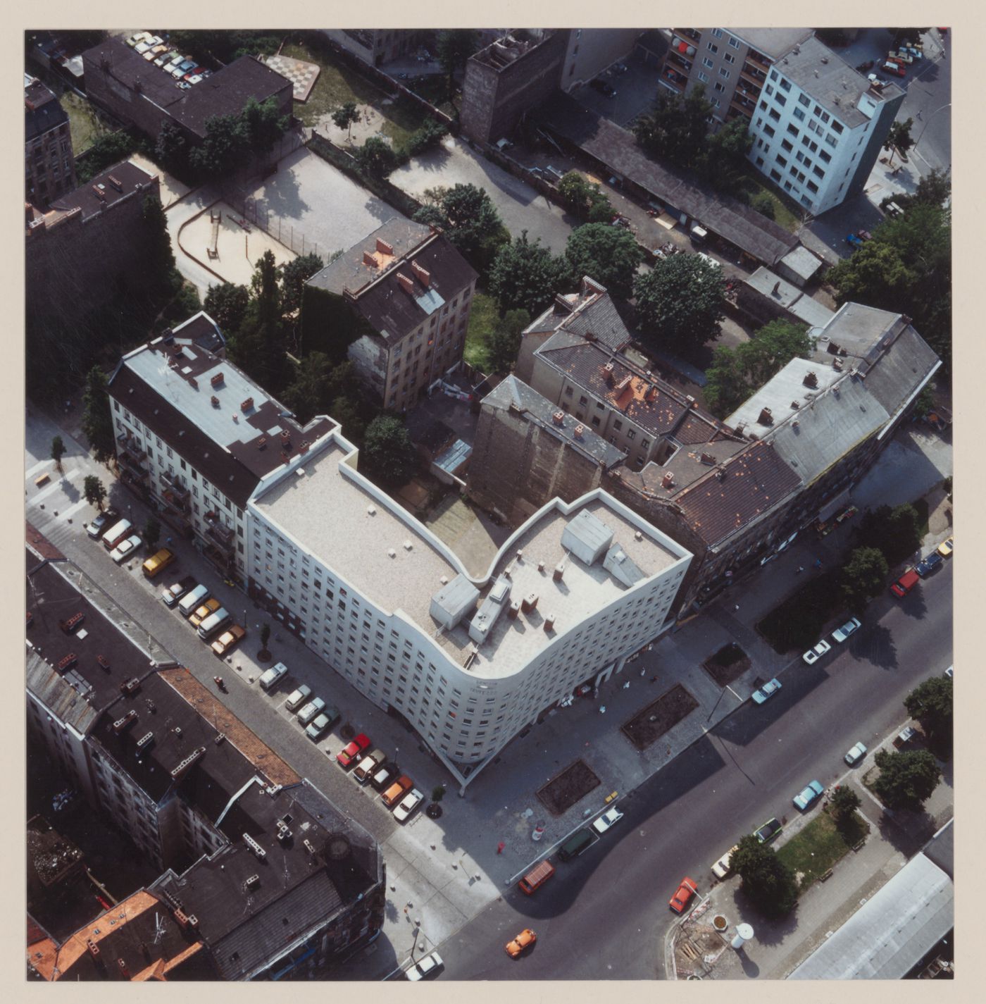 Aerial view of Edificio de Apartamentos Bonjour Tristesse [Bonjour Tristesse residential complex], Block 121, Berlin, Germany