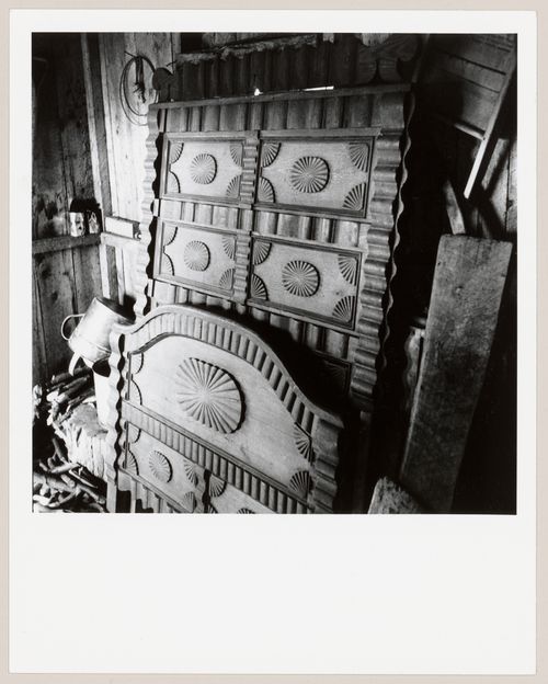 Détail d'un châlit sculpté par Servule Morneau, artisan de Saint-Jean-Port-Joli, Québec