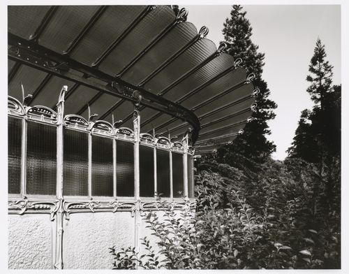 Detail of the decorative ironwork and glazing of a lateral façade and the roof of the Entrée Guimard, Gare Dauphine of the Metropolitain [subway system], between avenue Foch and boulevard de l'Amiral, Paris, France