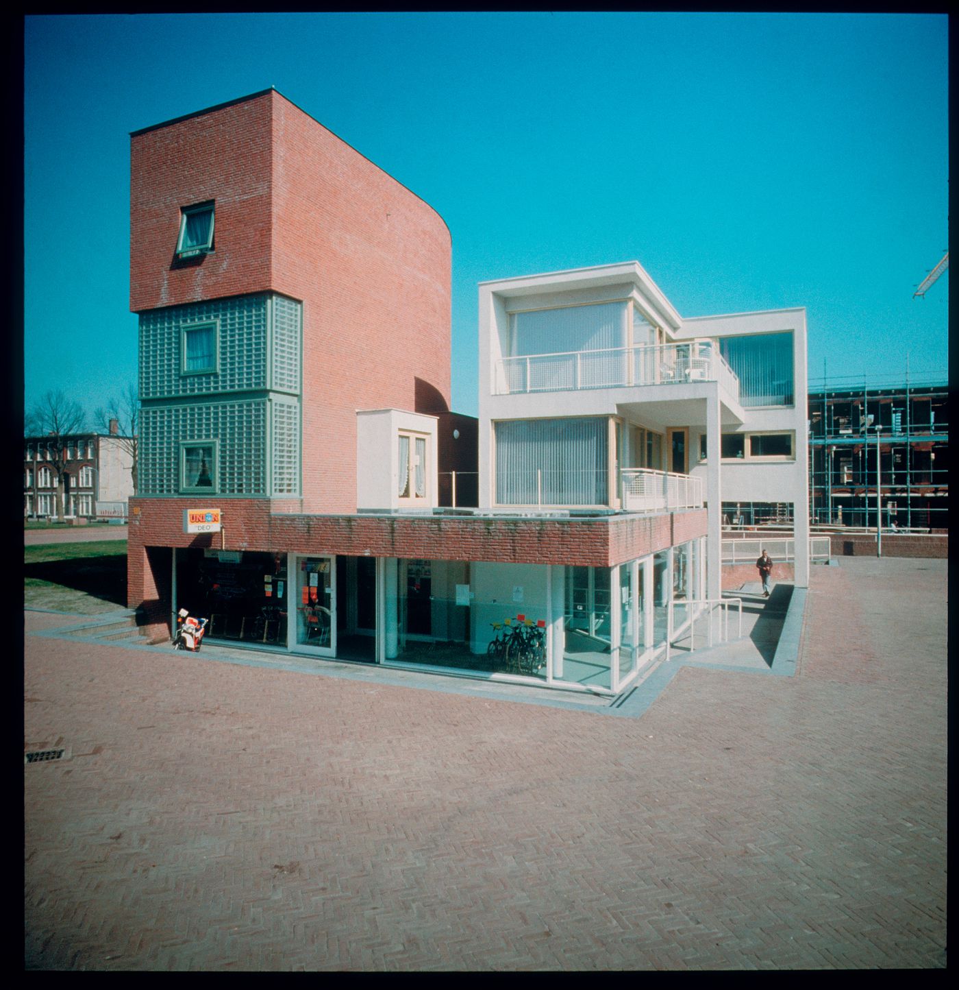 Exterior view of Duas habitações e duas lojas [Housing and shopping complex, Schilderswijk], The Hague, The Netherlands