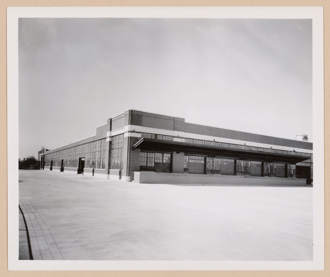 View of the principal and lateral façades of the addition to the Assembly Building, Ford Motor Company Automobile Assembly Plant, Dallas, Texas