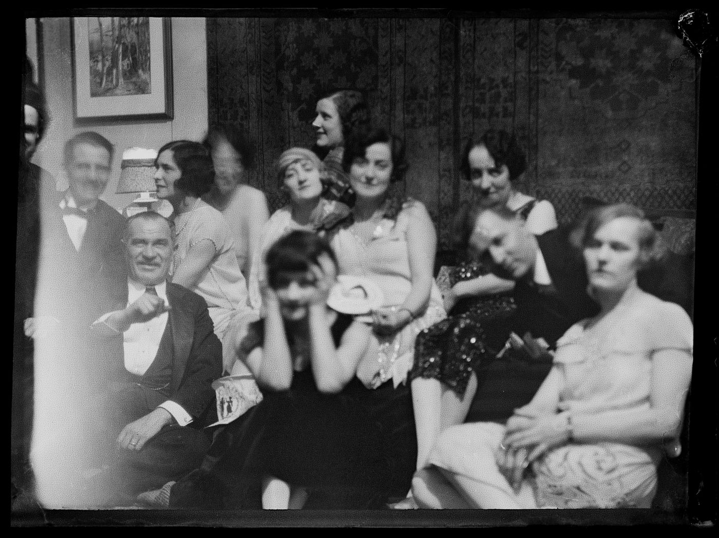 Portrait de groupe d'invités lors d'une soirée au studio d'Ernest Cormier, Montréal