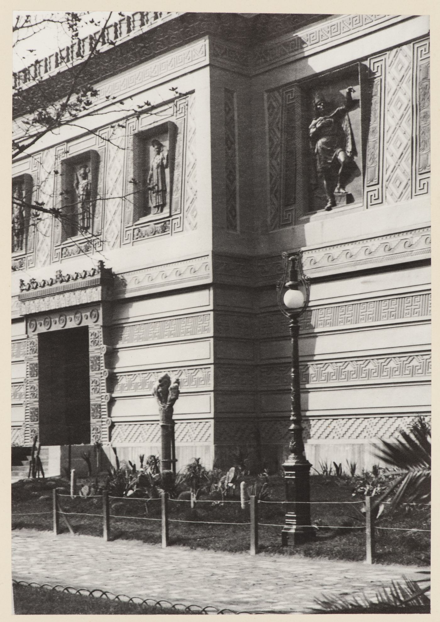 Vue partielle du Palais du Mexique à l'Exposition universelle de 1889, Paris, France