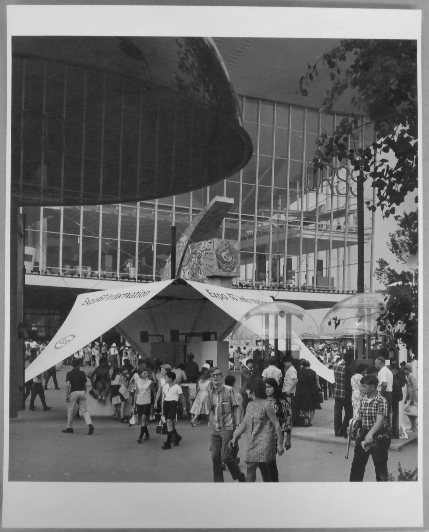 View of an information kiosk with the Pavilion of the Soviet Union in background, Expo 67, Montréal, Québec