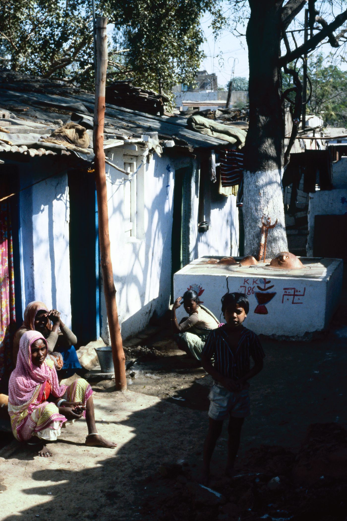 View of street and tree on platform for the Human Settlement Training Package "Package 1: Planning guidelines"