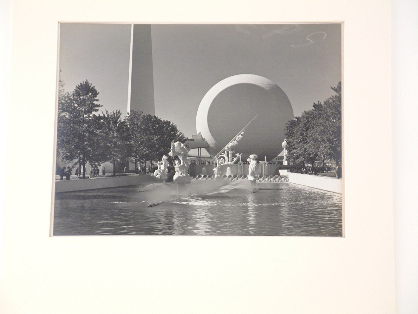 New York World's Fair (1939-1940): Basin on Constitution Mall containing the four Moods of Time sculptures