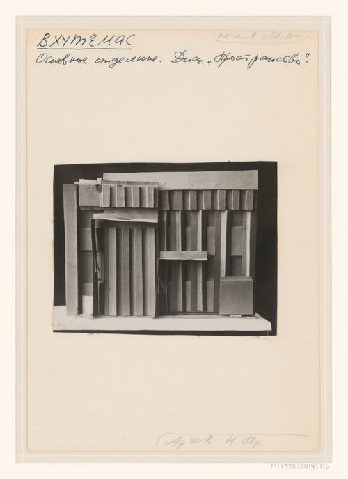 Photograph of a student model on the topic "Construction of Frontal Surface Based on Vertical, Horizontal and Inclined Combination of Two or More Rhythmical Rows" for the "Space" course at the Vkhutemas, Moscow