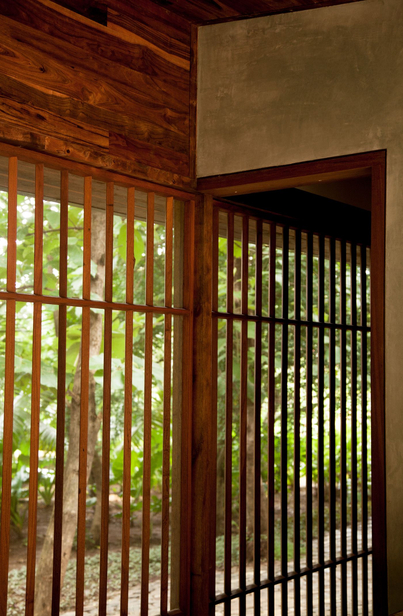 Copper House II : window and ironwood screen on ground floor