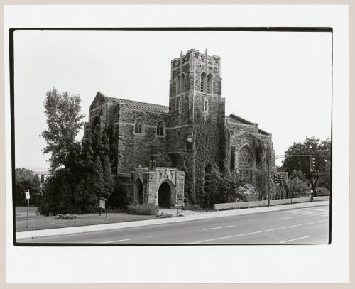 View of the principal and lateral façades of Saint Andrew's Dominion-Douglas United Church, 687 Roslyn Street, Westmount, Québec