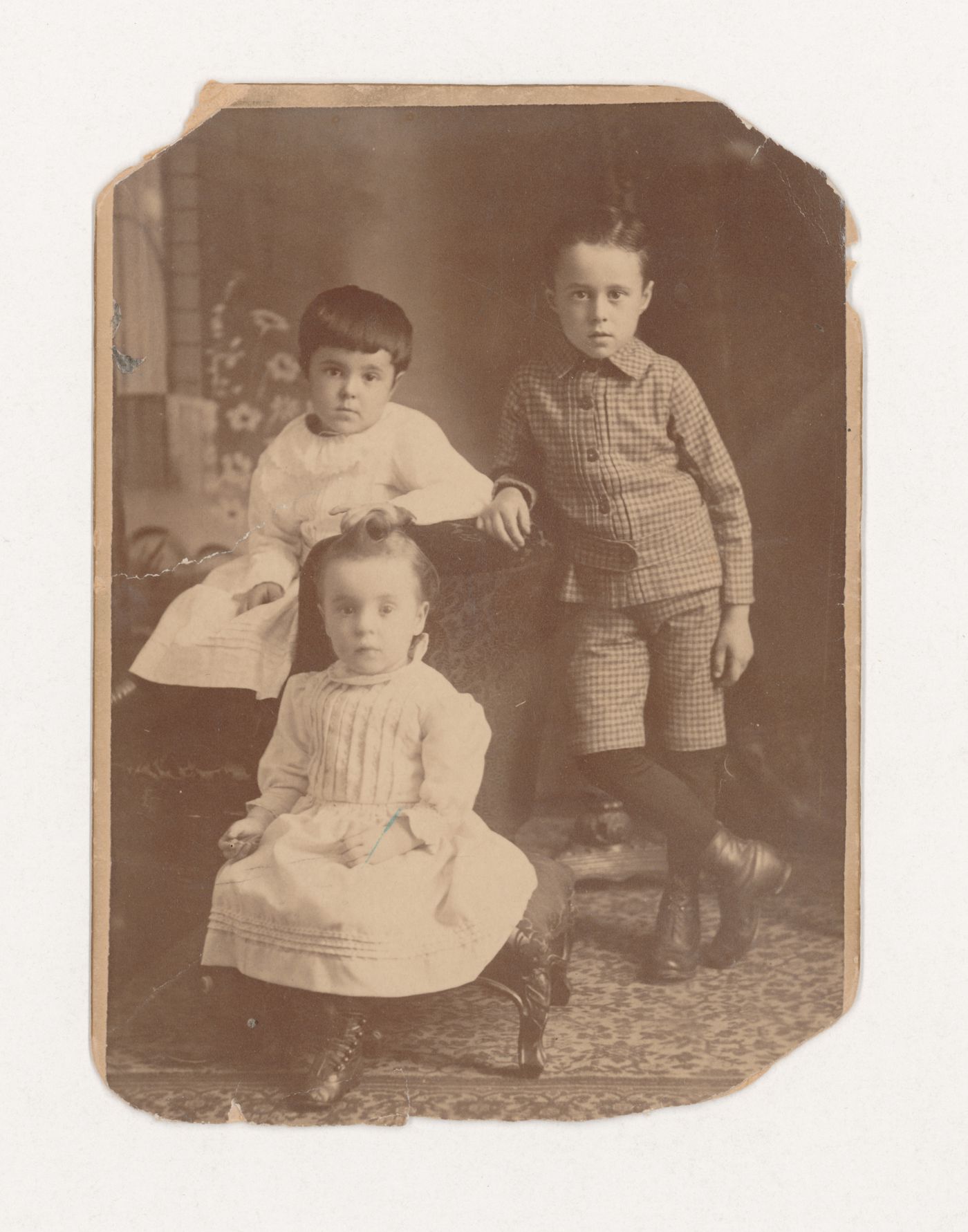 Portrait de trois enfants dont Ernest Cormier (debout)