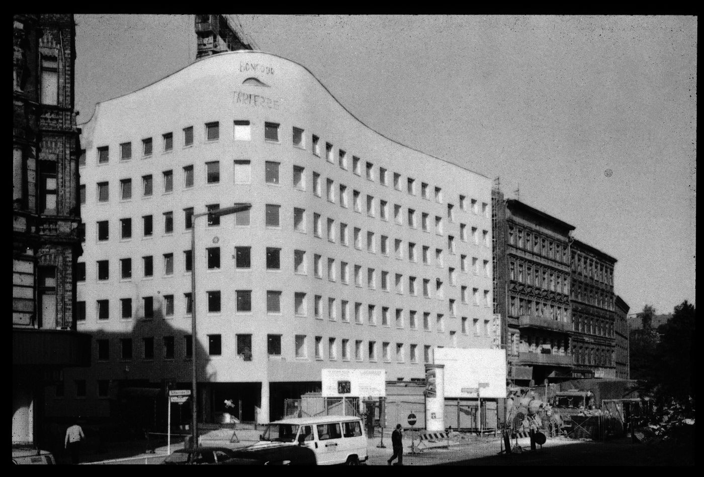Exterior view of Edificio de Apartamentos Bonjour Tristesse [Bonjour Tristesse residential complex], Berlin, Germany