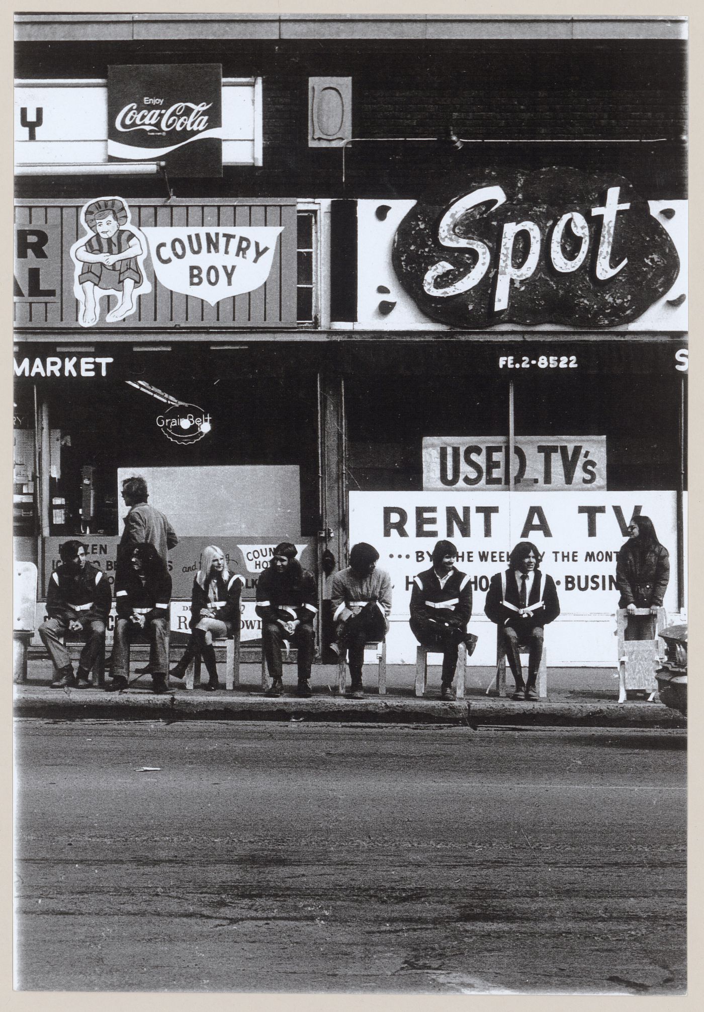 Photograph of students waiting for a bus for Vestirsi Di Siede