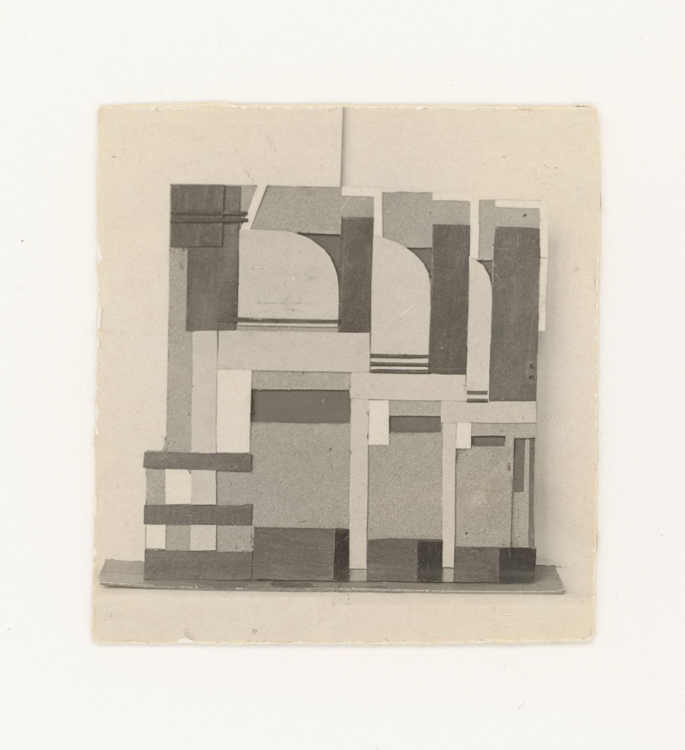 Photograph of a student model on the topic "Construction of Frontal Surface Based on Vertical, Horizontal and Inclined Combination of Two or More Rhythmical Rows" for the "Space" course at the Vkhutemas, Moscow