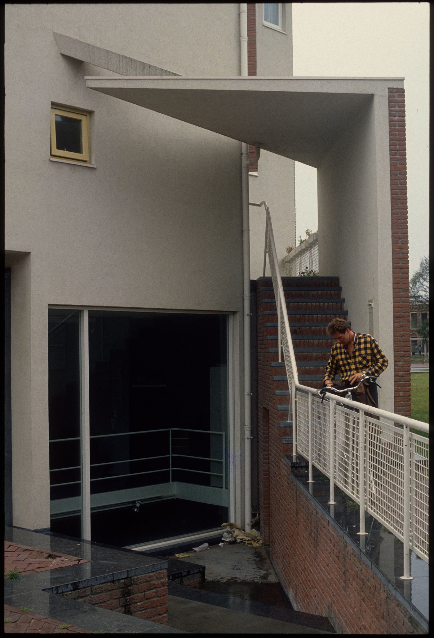 View of exterior of Duas habitações e duas lojas, The Hague, the Netherlands