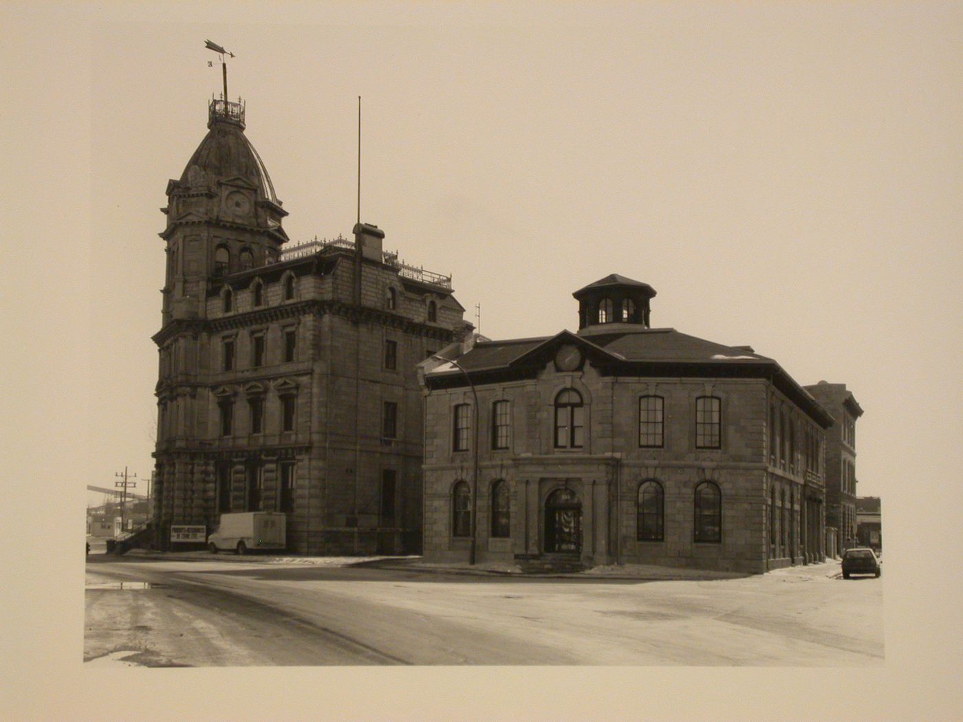 Allen Building (1858-1859,1904; J.W. Hopkins, E. and W. Maxwell architects), 333 rue Saint-Pierre and side view of the Harbour Commissioners Building, 357 rue de la Commune, Montréal, Québec