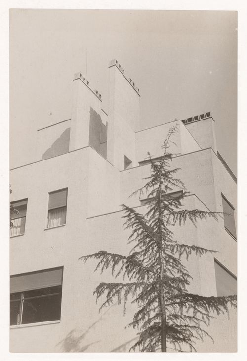 Partial view of top floors of the exterior of the Reifenberg hôtel particulier, with tree, Mallet-Stevens road in the 16th arrondissement, Paris, France