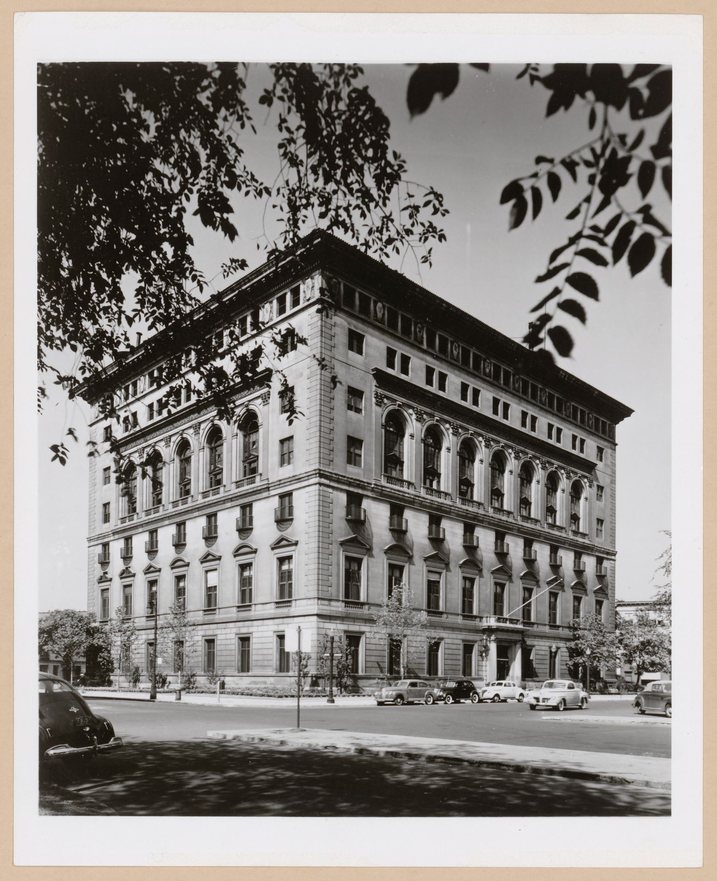 View of the principal and lateral façades of the Detroit Athletic Club, Detroit, Michigan