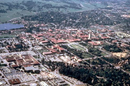 Slide showing aerial view of Stanford University, Palo Alto, California, USA for Olmsted: L'origine del parco urbano e del parco naturale contemporaneo