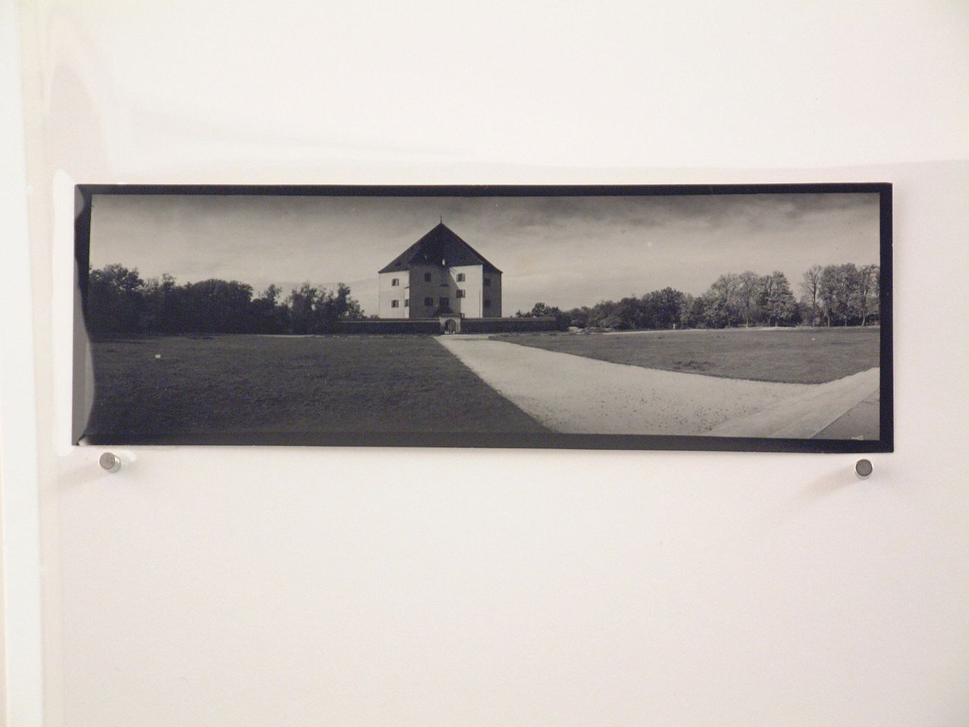 Winkliges Haus mit Weg, Prague