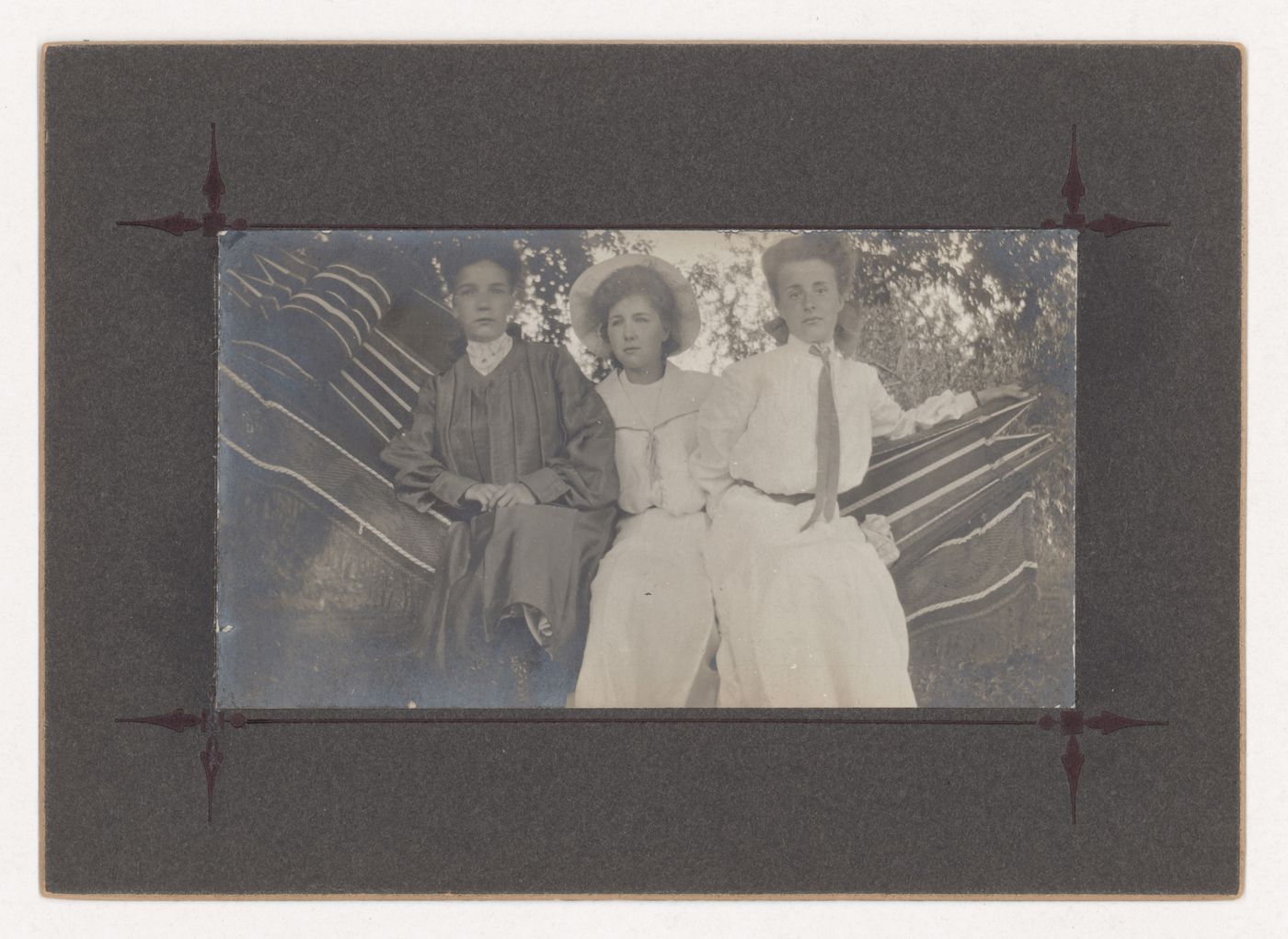 Portrait de Berthe Leduc et deux autres femmes assises dans un hamac