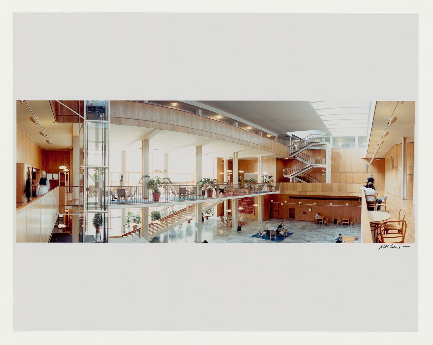 View of the main hall and first floor looking towards the entrance and staircases and showing the glass wall onto the courtyard, Göteborgs rådhusets tillbyggnad [courthouse annex], Göteborg, Sweden