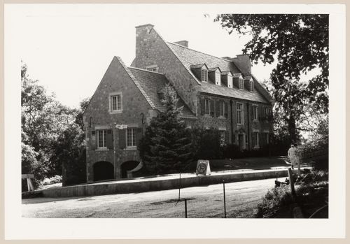 View of the principal and lateral façades of a house, 90 Summit Circle, Westmount, Québec