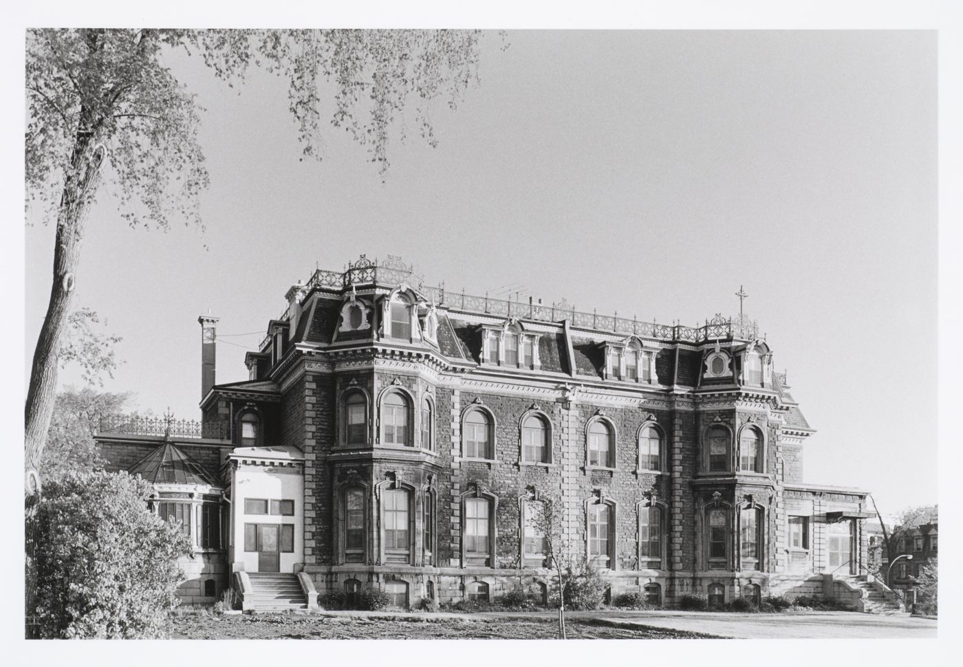 View of Shaughnessy House from boulevard Dorchester (now boulevard René-Lévesque), Montréal, Québec