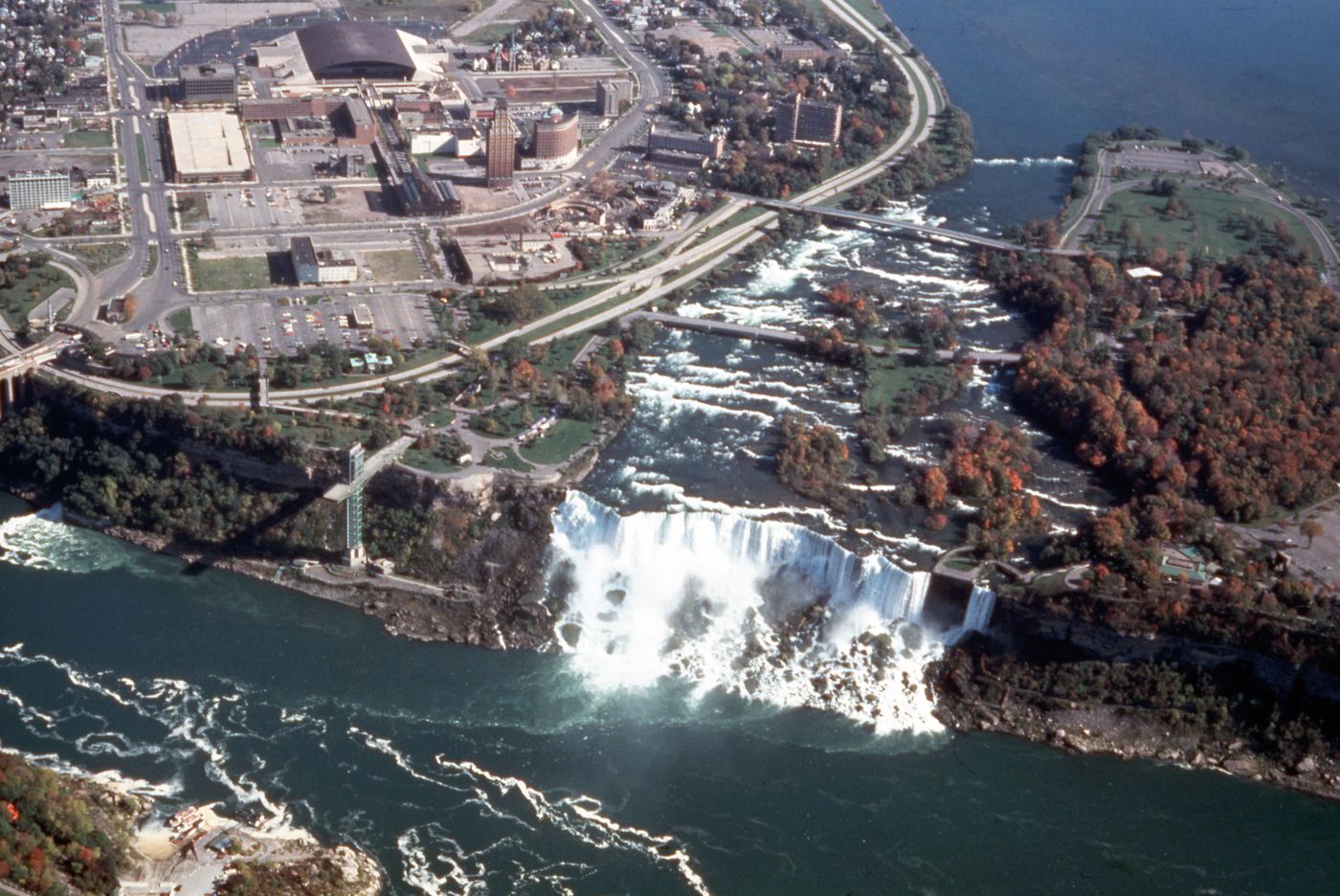 Slide of Niagara Falls for Olmsted: L'origine del parco urbano e del parco naturale contemporaneo